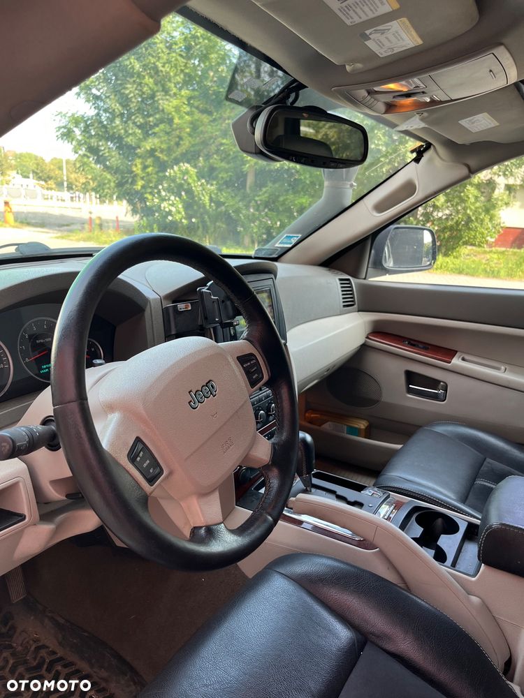 Jeep Grand Cherokee - 22