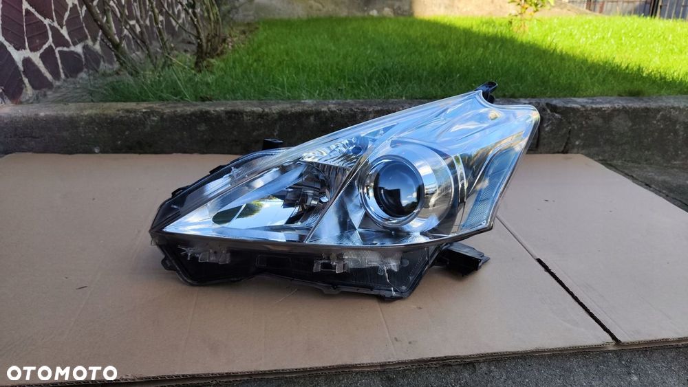 Toyota Prius Plus  12-16 Lampa Przód Przednia Lewa Oryginał - 3