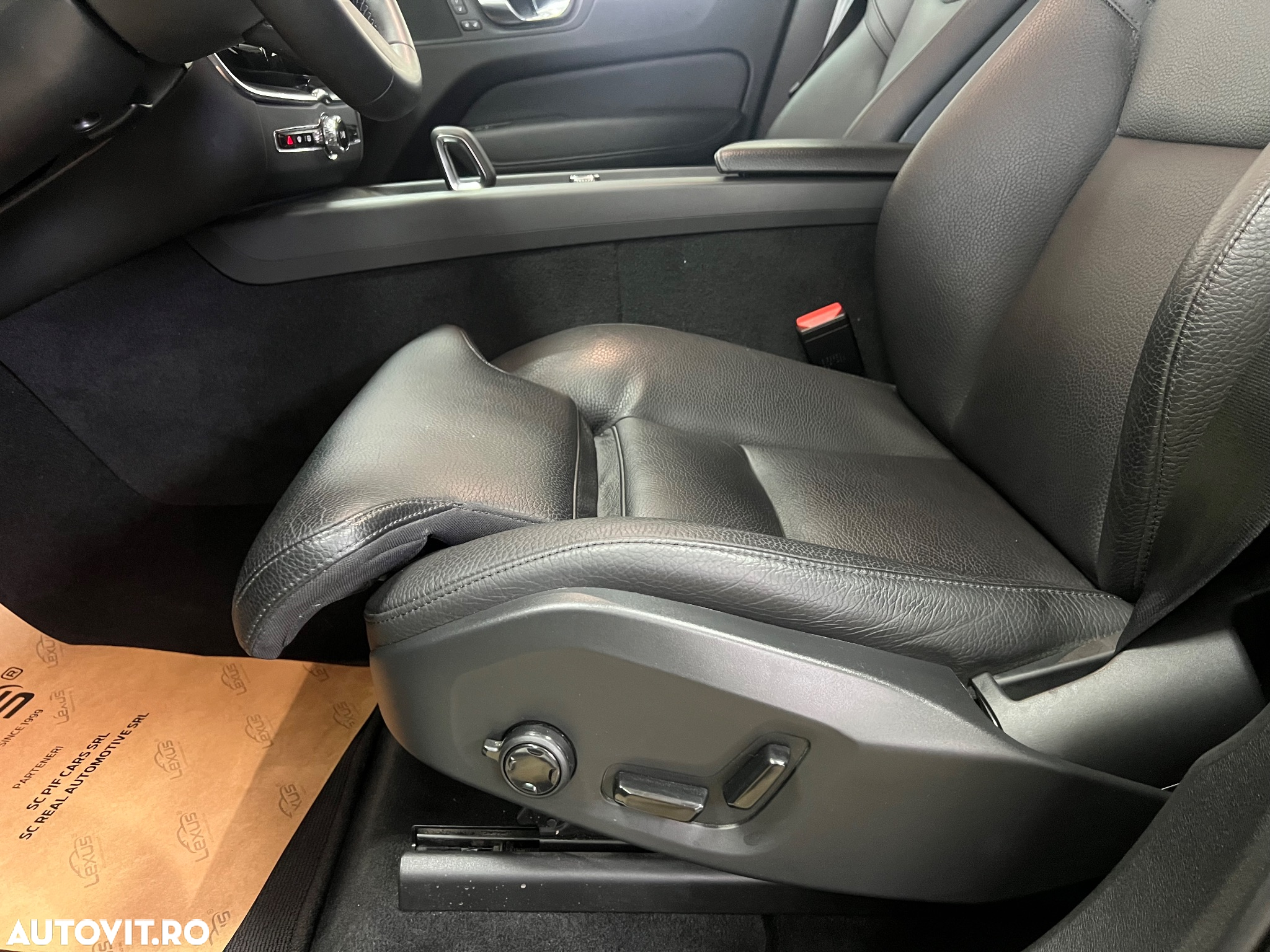 Volvo XC 60 B4 MHEV AT8 AWD Momentum Pro - 23