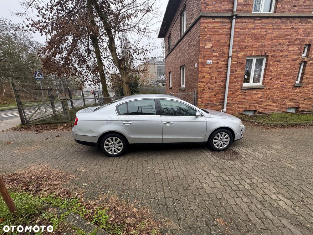 Volkswagen Passat 1.6 FSI Comfortline - 5