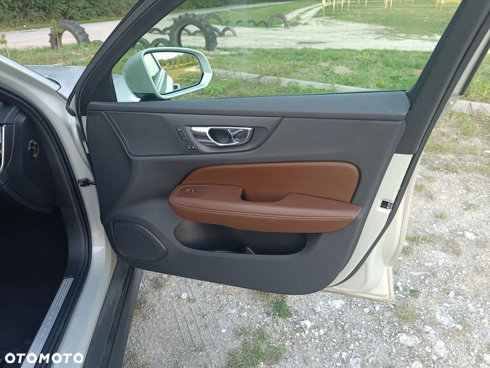 Volvo V60 Cross Country D4 AWD Geartronic - 24
