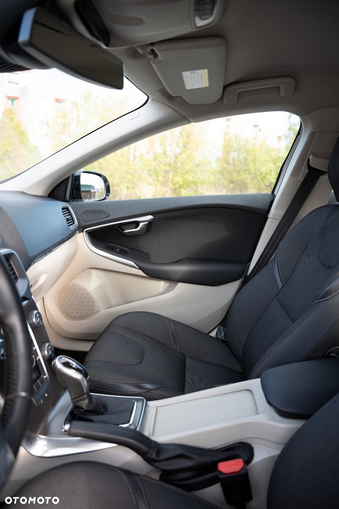 Volvo V40 D4 Geartronic Momentum - 21