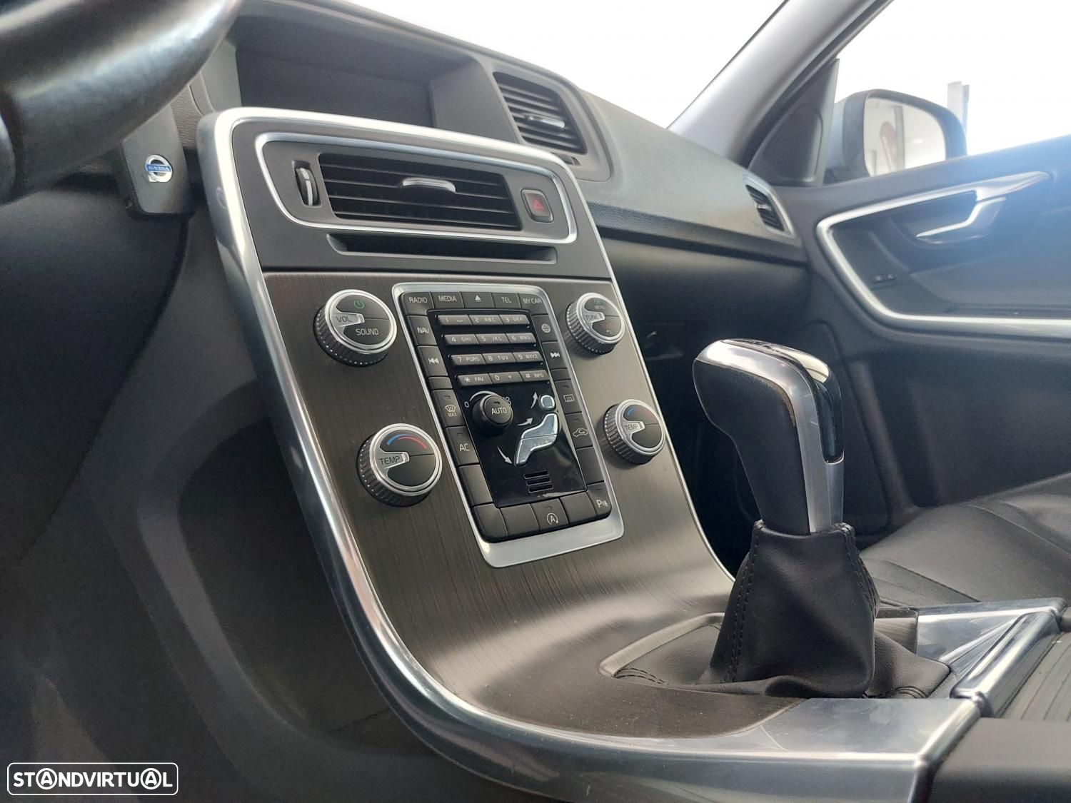 Volvo V60 2.0 D2 Momentum - 39