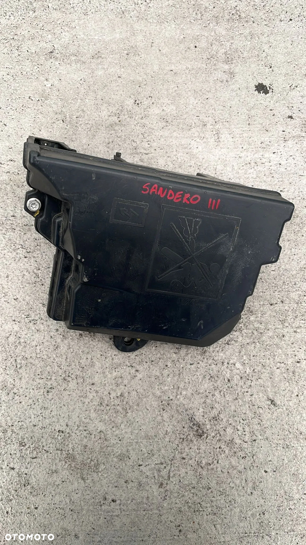 SKRZYNKA PUSZKA BEZPIECZNIKÓW DACIA SANDERO III 1.0