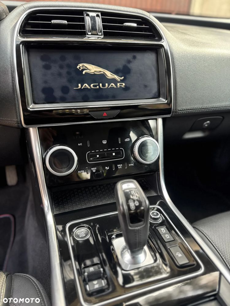Jaguar XE D180 R-Dynamic S - 24