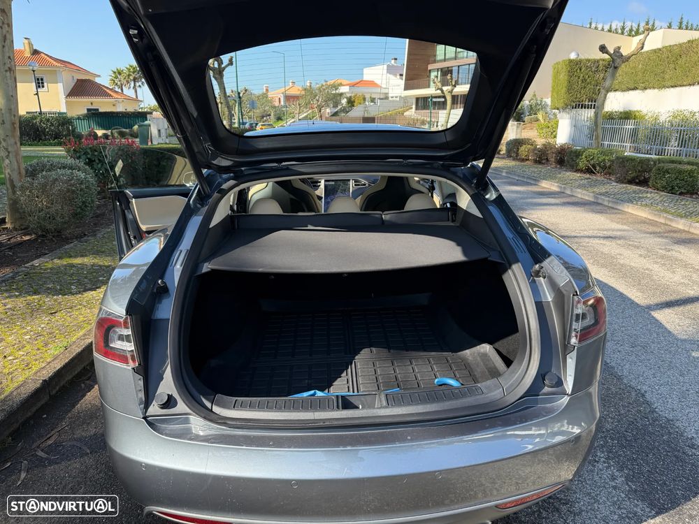 Tesla Model S - 8