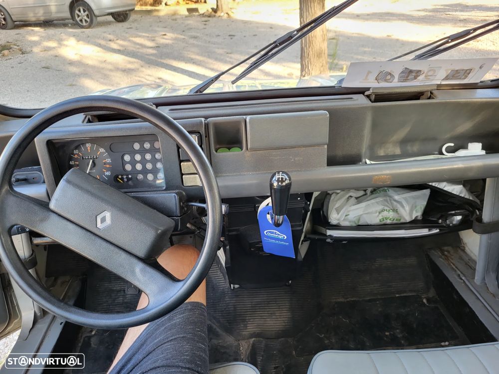 Renault 4 - 8
