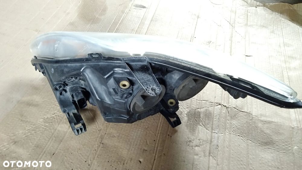 FORD FOCUS MK II LAMPA PRAWA REFLEKTOR - 2