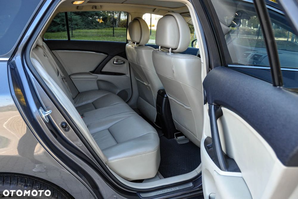 Toyota Avensis 2.2 D-CAT Premium - 12