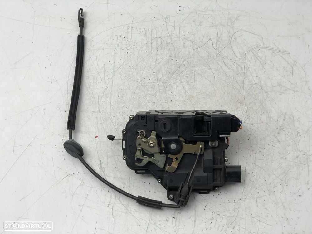 Fecho da porta Dto Trás Usado VW PASSAT (3B3) 1.9 TDI - 2