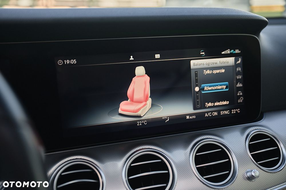 Mercedes-Benz Klasa E 220 d 4-Matic 9G-TRONIC - 36