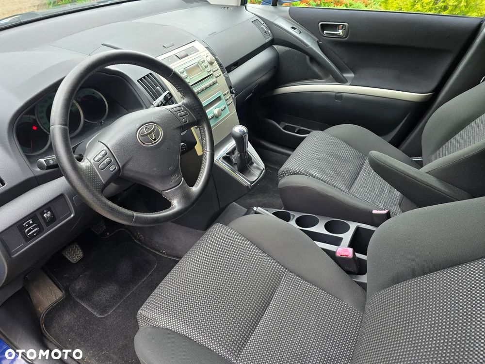 Toyota Corolla Verso 2.2 D-4D X - 12