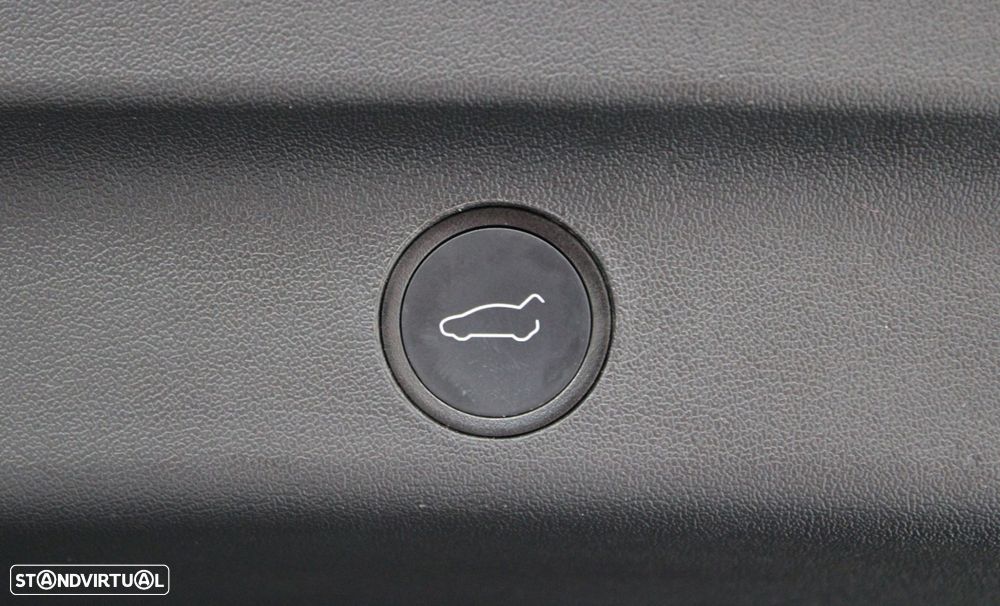 Tesla Model Y Long Range Dual Motor AWD - 28