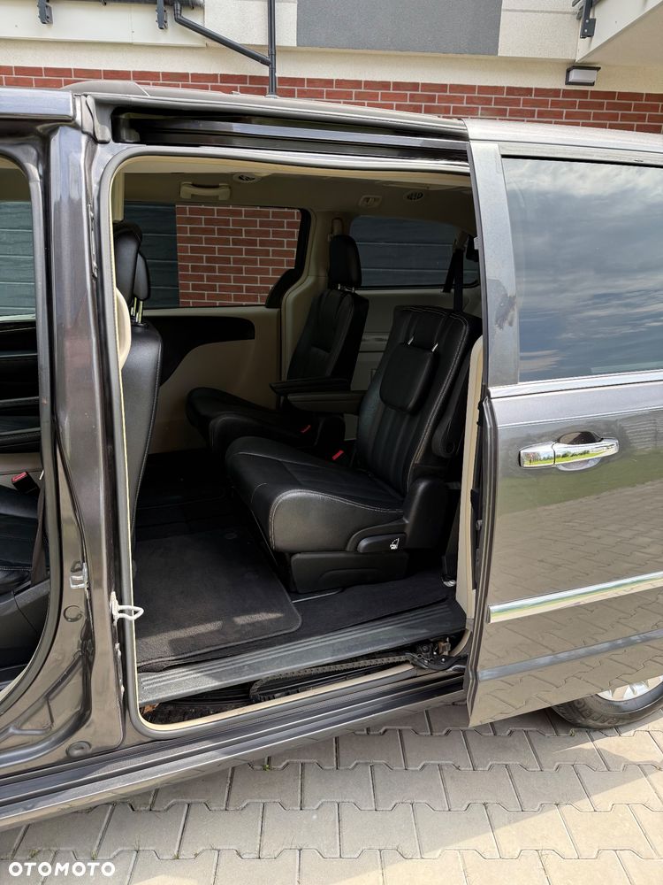 Chrysler Town & Country 3.6 Limited - 18