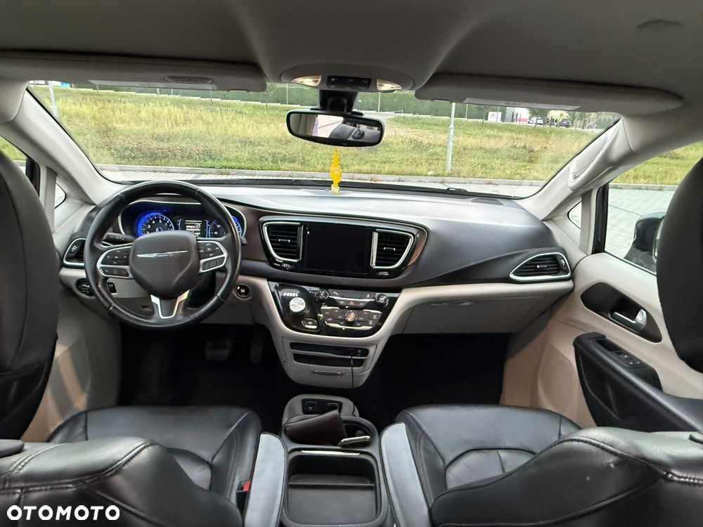 Chrysler Pacifica - 12