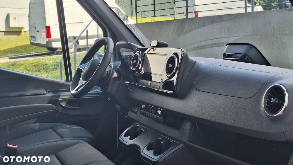 Mercedes-Benz Sprinter - 11