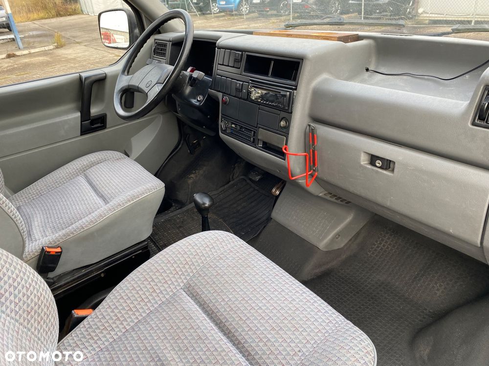 Volkswagen Caravelle - 19