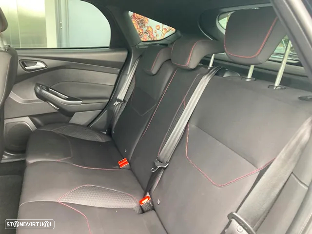 Ford Focus 1.0 EcoBoost S&S ST-Line - 31