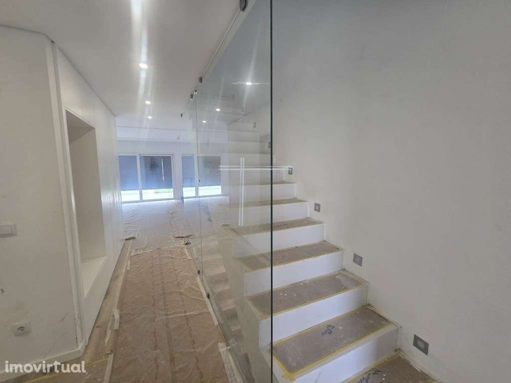 Moradia geminada T4+1, arquitetura contemporânea com piscina - Alto... - Grande imagem: 4/28