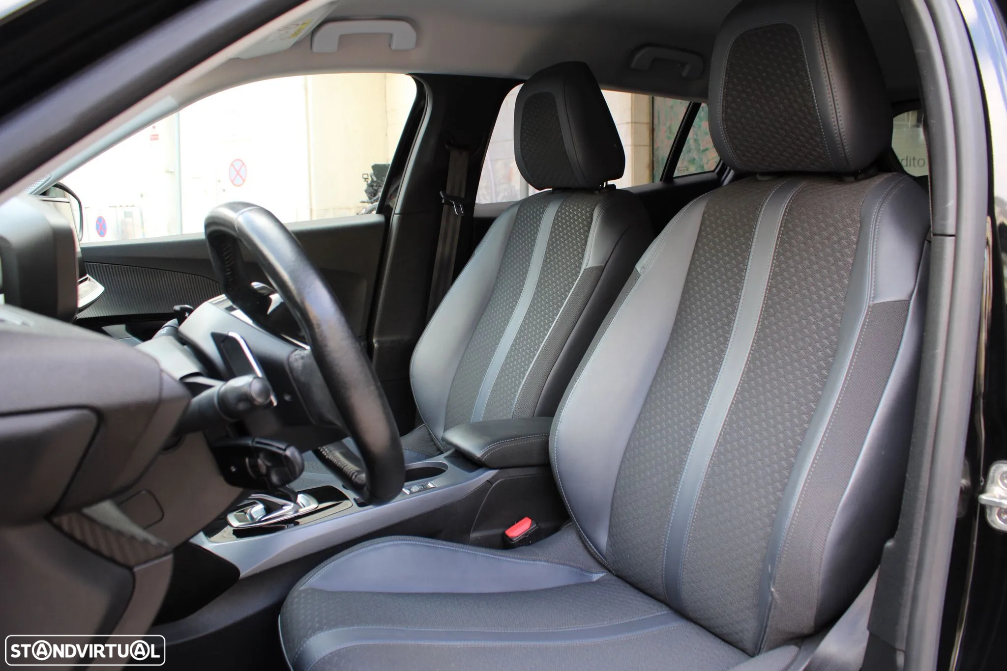 Peugeot 2008 1.2 PureTech Allure Pack EAT8 - 37
