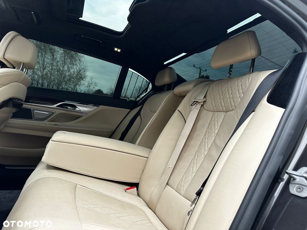 BMW Seria 7 750Li xDrive - 38