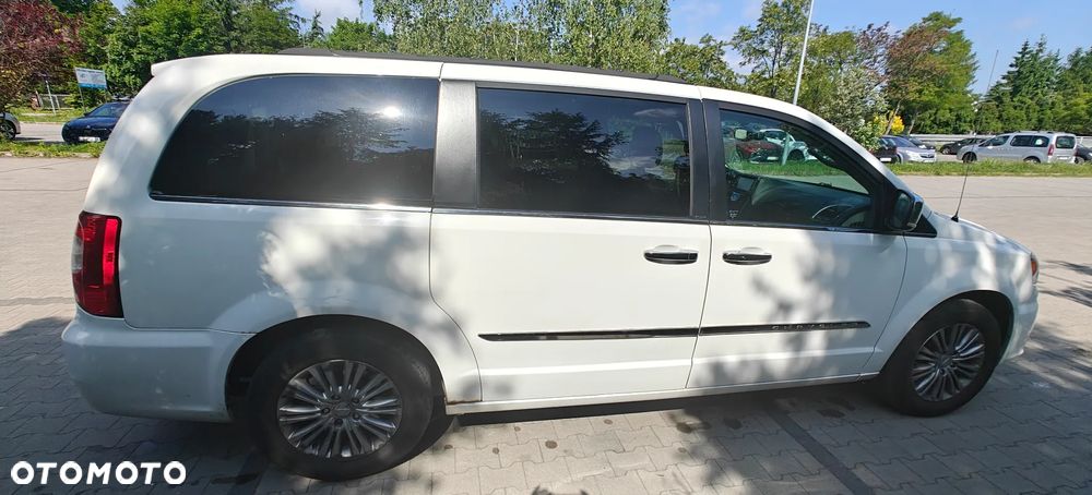 Chrysler Town & Country 2013 photo 2