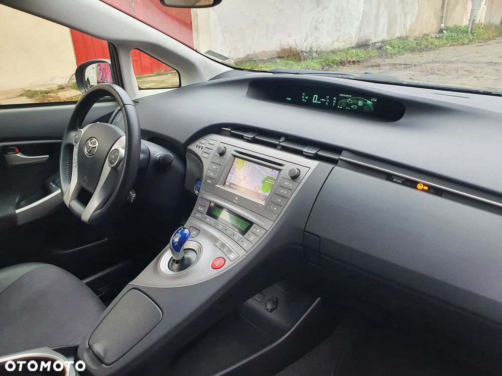 Toyota Prius (Hybrid) - 12