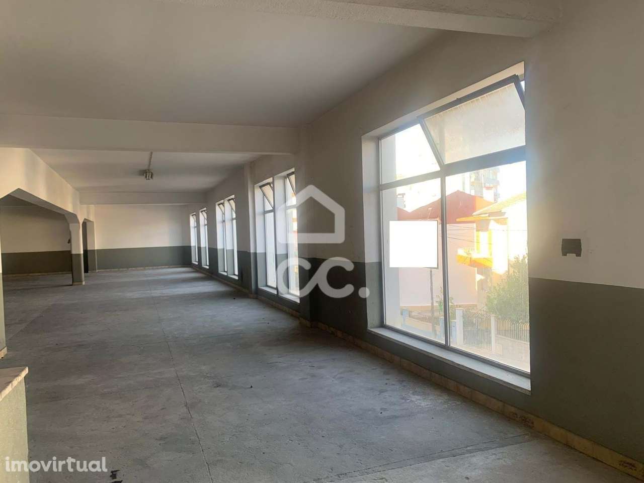 Espaço amplo, na Cruz de Pau - Grande imagem: 4/13