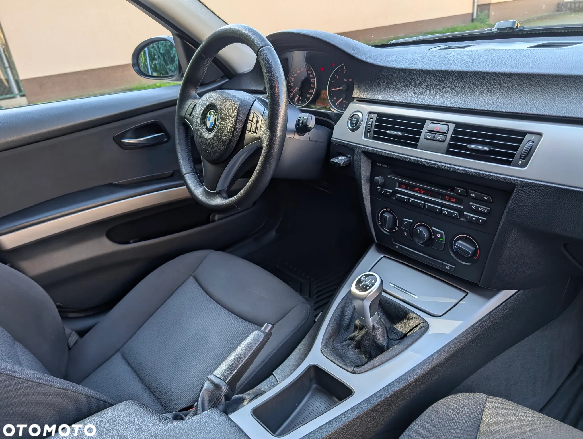 BMW Seria 3 318i Touring - 32