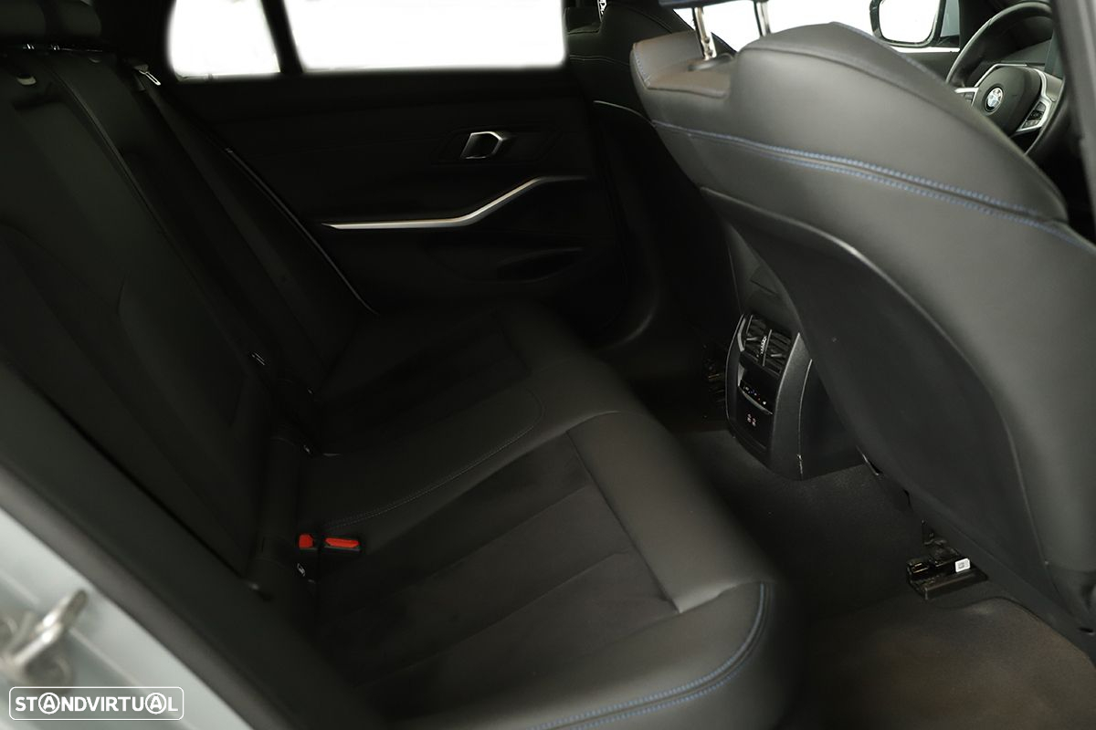BMW 320 d Touring Pack Desportivo M Auto - 23