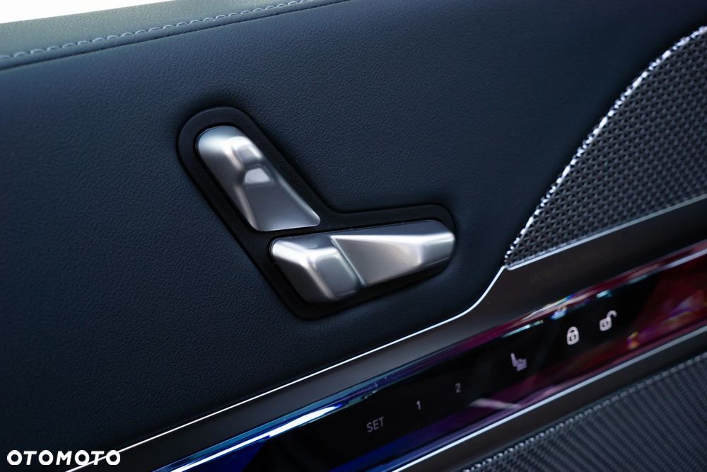 BMW i7 - 12