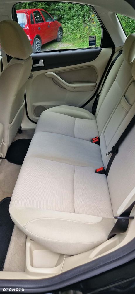 Ford Focus 2.0 Ghia - 24