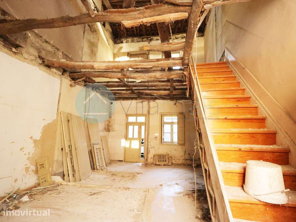 Moradia para reconstrução situada numa zona privilegiada do Porto - Grande imagem: 3/19