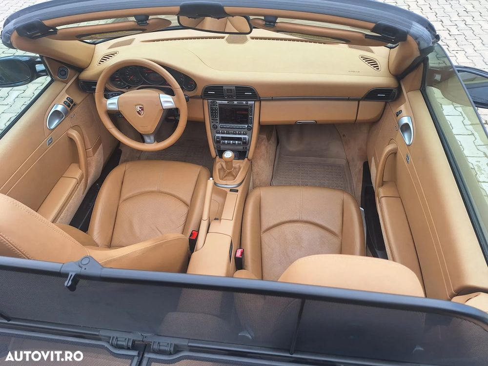 Porsche 911 Carrera 4 - 24
