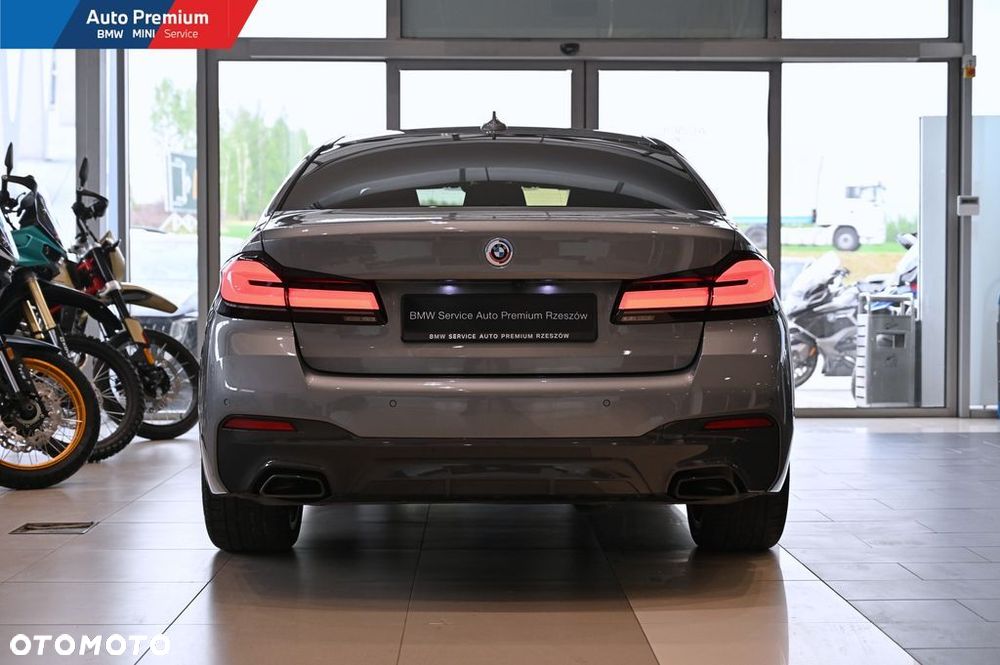 BMW Seria 5 530d xDrive mHEV - 17