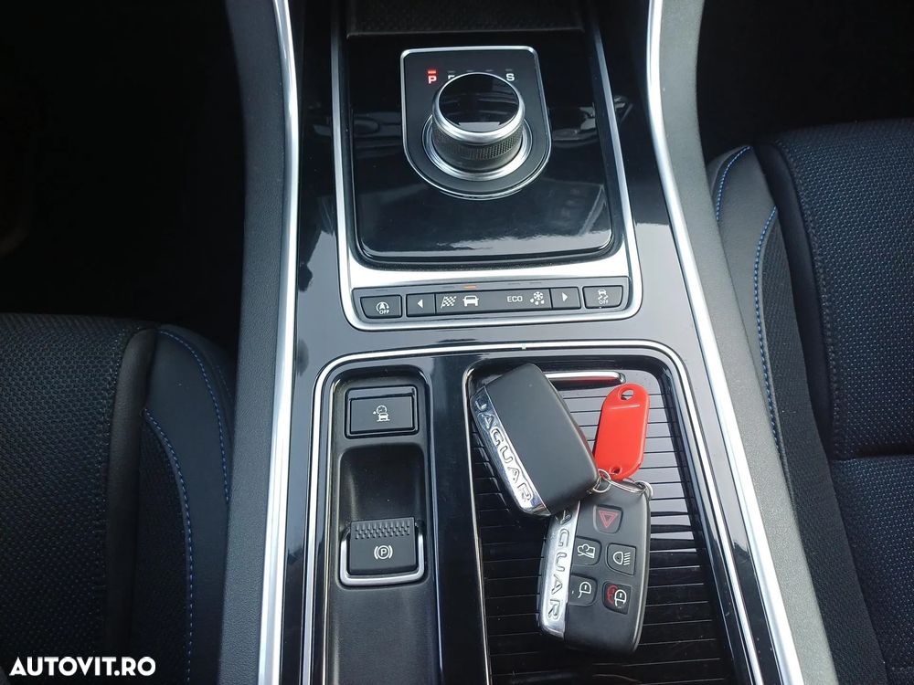 Jaguar XE 2.0 AWD R-Sport - 18