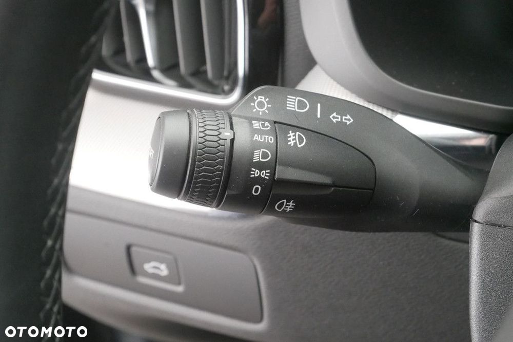 Volvo XC 60 B4 D Plus Dark - 27