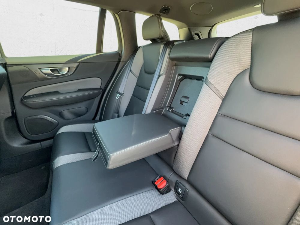 Volvo V60 B4 D Plus Dark - 24