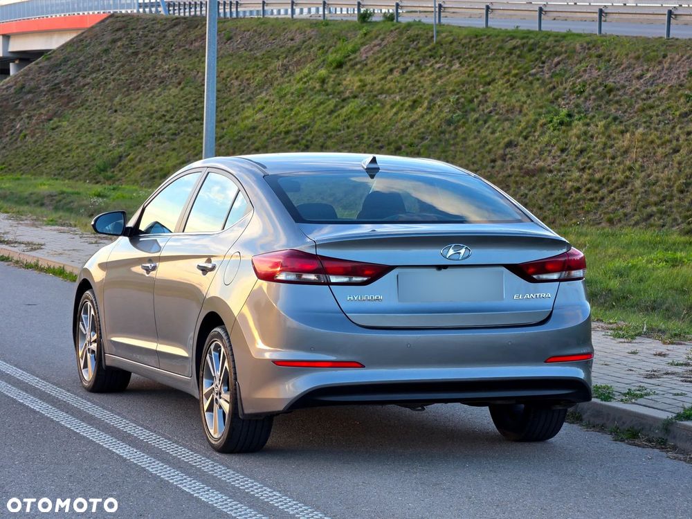 Hyundai Elantra 1.6 Comfort - 11
