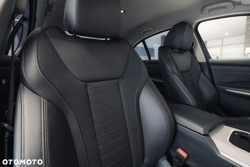 BMW Seria 3 330i Advantage - 34