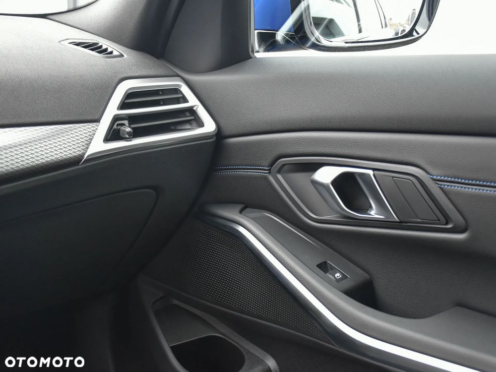 BMW Seria 3 320i xDrive - 32