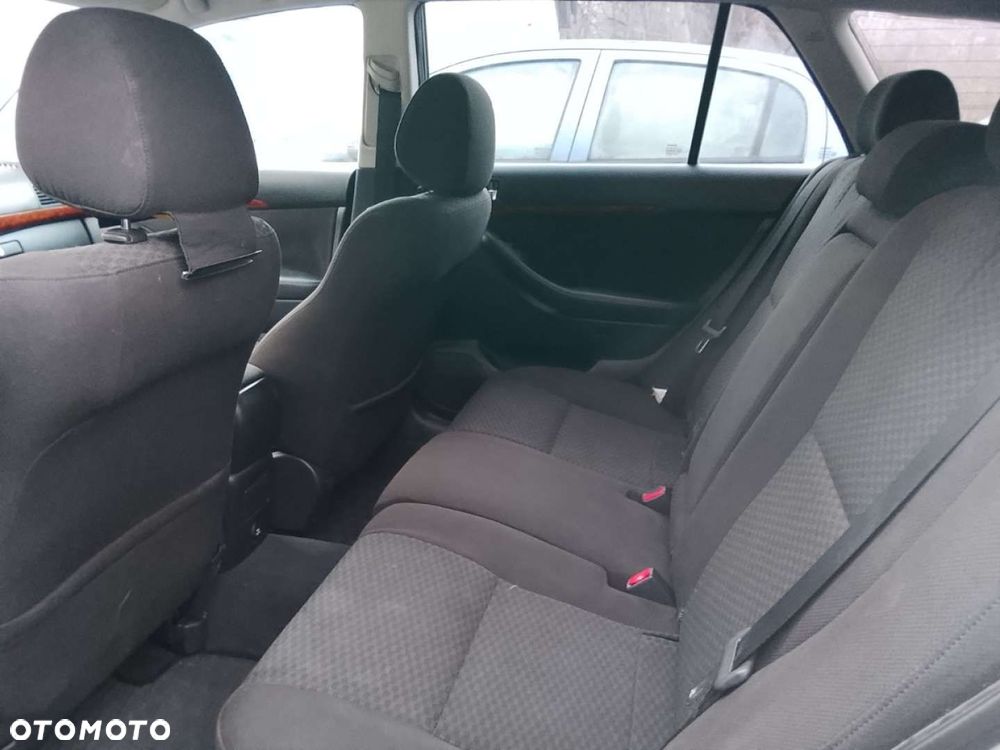 Toyota Avensis - 8