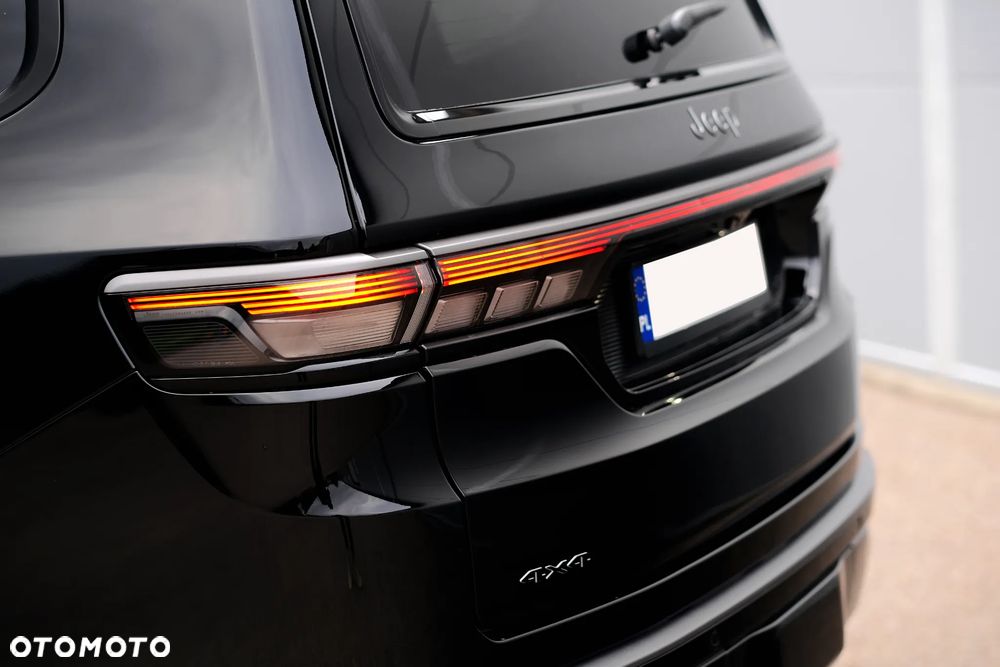 Jeep Grand Wagoneer - 17