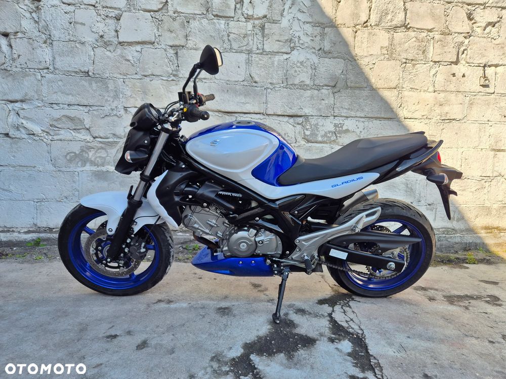 Suzuki Gladius - 8