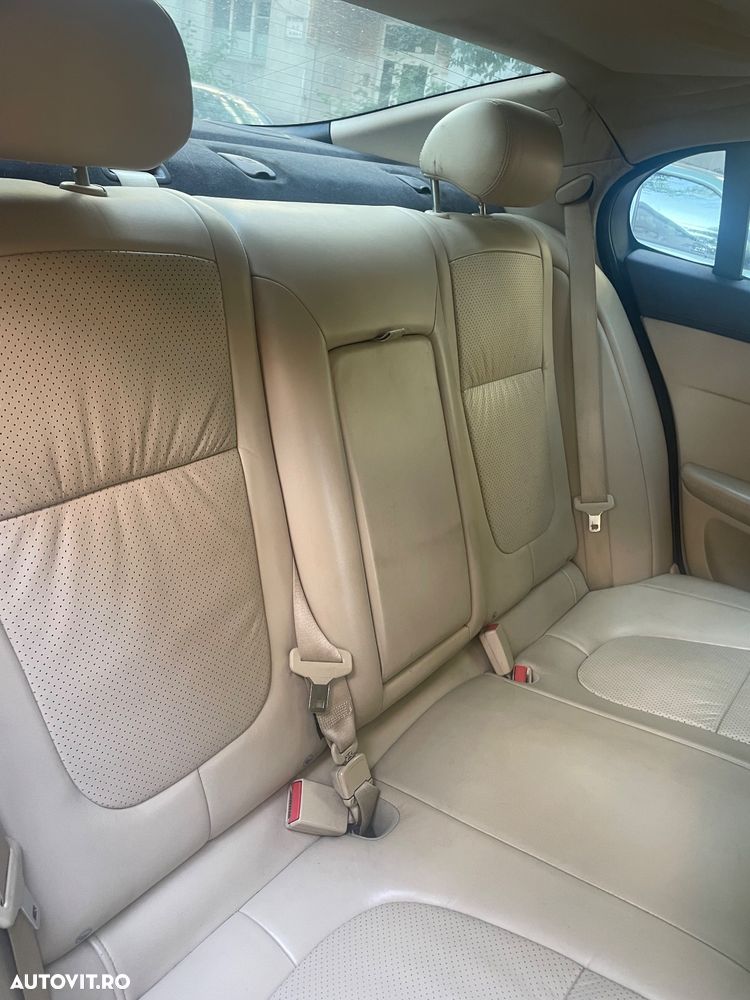 Jaguar XF 2.7D Luxury - 8