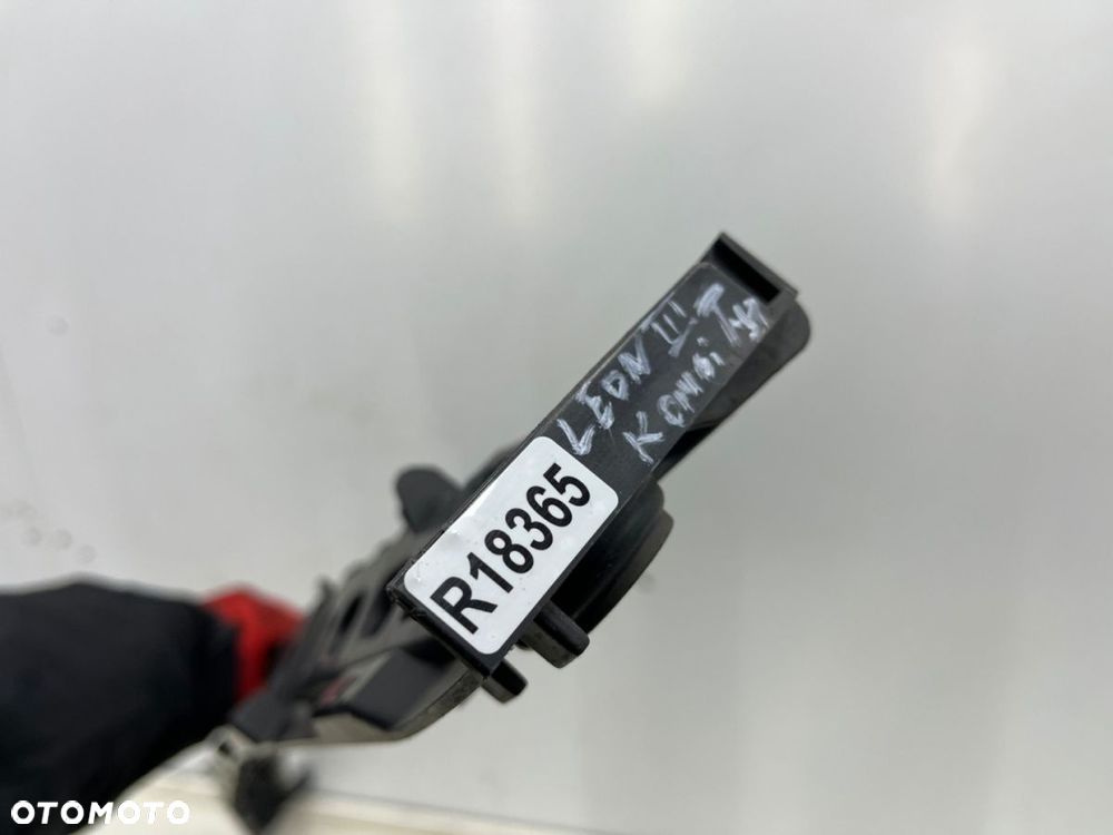 Ślizg Seat Leon III 5f KOMBI 12-16r. tylne środkowe mocowanie wspornik uchwyt zderzaka 5f9807863a - 9