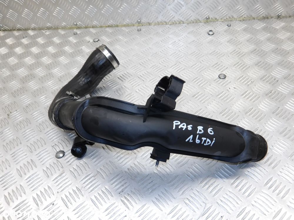 VW PASSAT B6 KOMBI 1.6TDI 2009r. RURA INTERCOOLERA 1K0145770AE - 2