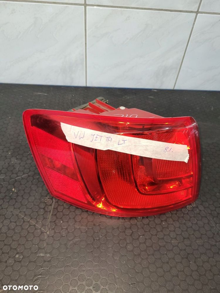 LAMPA LEWY TYŁ VW JETTA 5C6945095A - 1