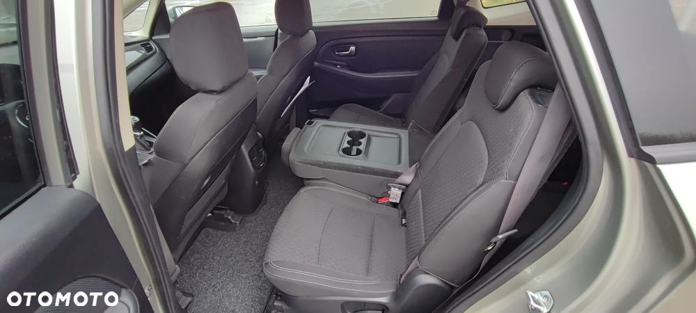 Kia Carens - 12