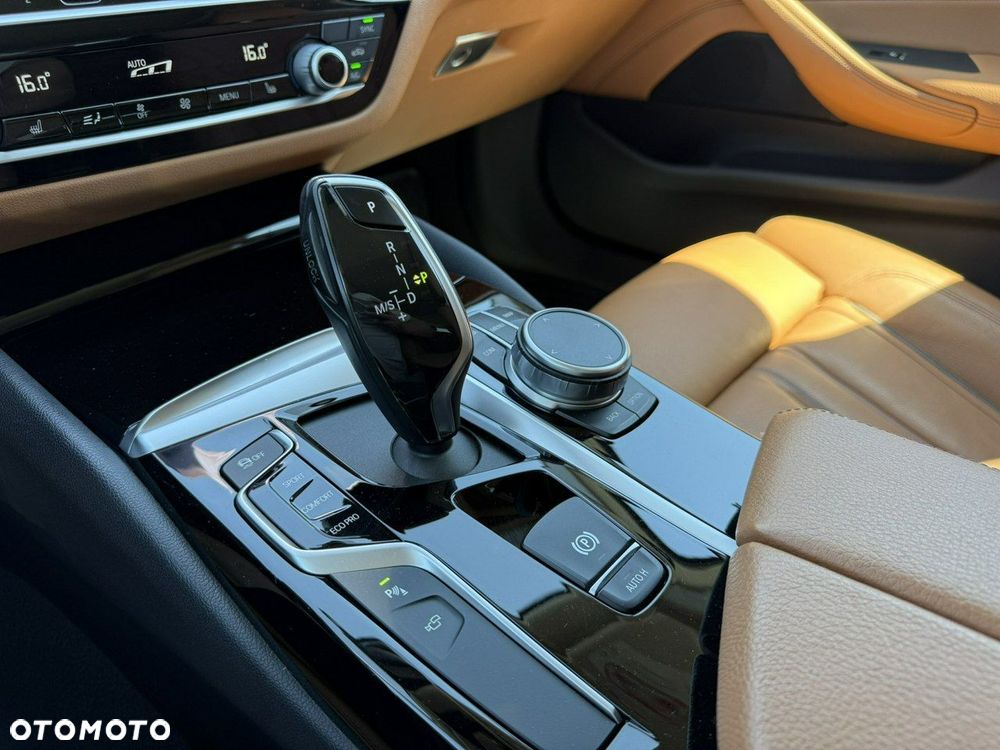 BMW Seria 5 518d Sport Line - 36